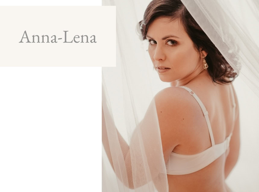 Fotoshooting mit Anna-Lena in stilvollem Look - Dein Boudoir Frau im Brautoutfit bei Boudoir-Fotoshooting, elegante Atmosphäre.