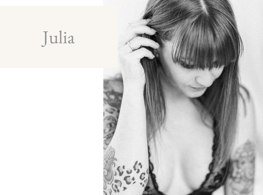 Porträt einer Frau mit Tattoos und dunklem Haar - Dein Boudoir Porträt einer Frau mit Tattoos, dunklem Haar und nachdenklichem Ausdruck, ideal für Boudoir-Fotograf.