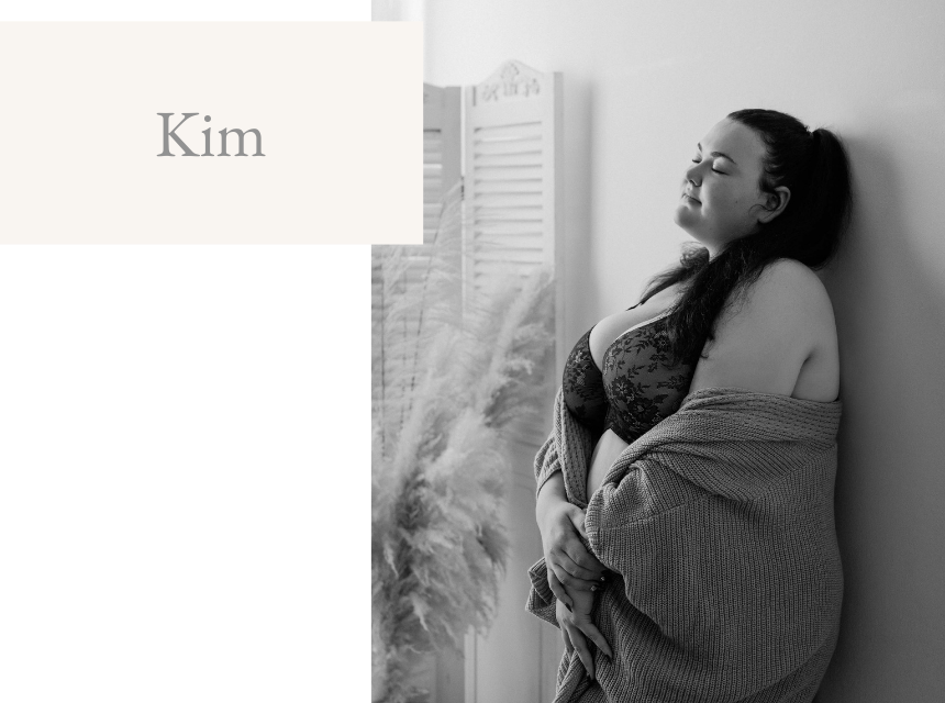 Sinnliche Boudoir-Fotoshoot mit Kim in entspannter Atmosphäre - Dein Boudoir Fotografie mit Kim, die Selbstliebe und Weiblichkeit in einem stilvollen Setting zeigt.