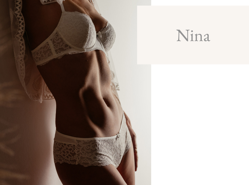 Porträt einer Frau in eleganter Unterwäsche, Fokus auf Bauch und Taille, mit natürlichem Licht. - Dein Boudoir Fotografie einer Frau in zarter Spitzenunterwäsche, betont ihre Figur und Sinnlichkeit.
