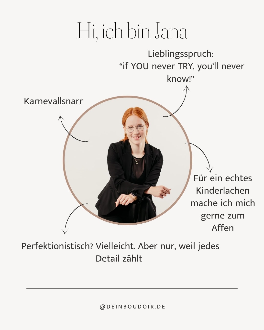 Sinnliches Boudoirfoto einer lachenden Frau in Schwarz.