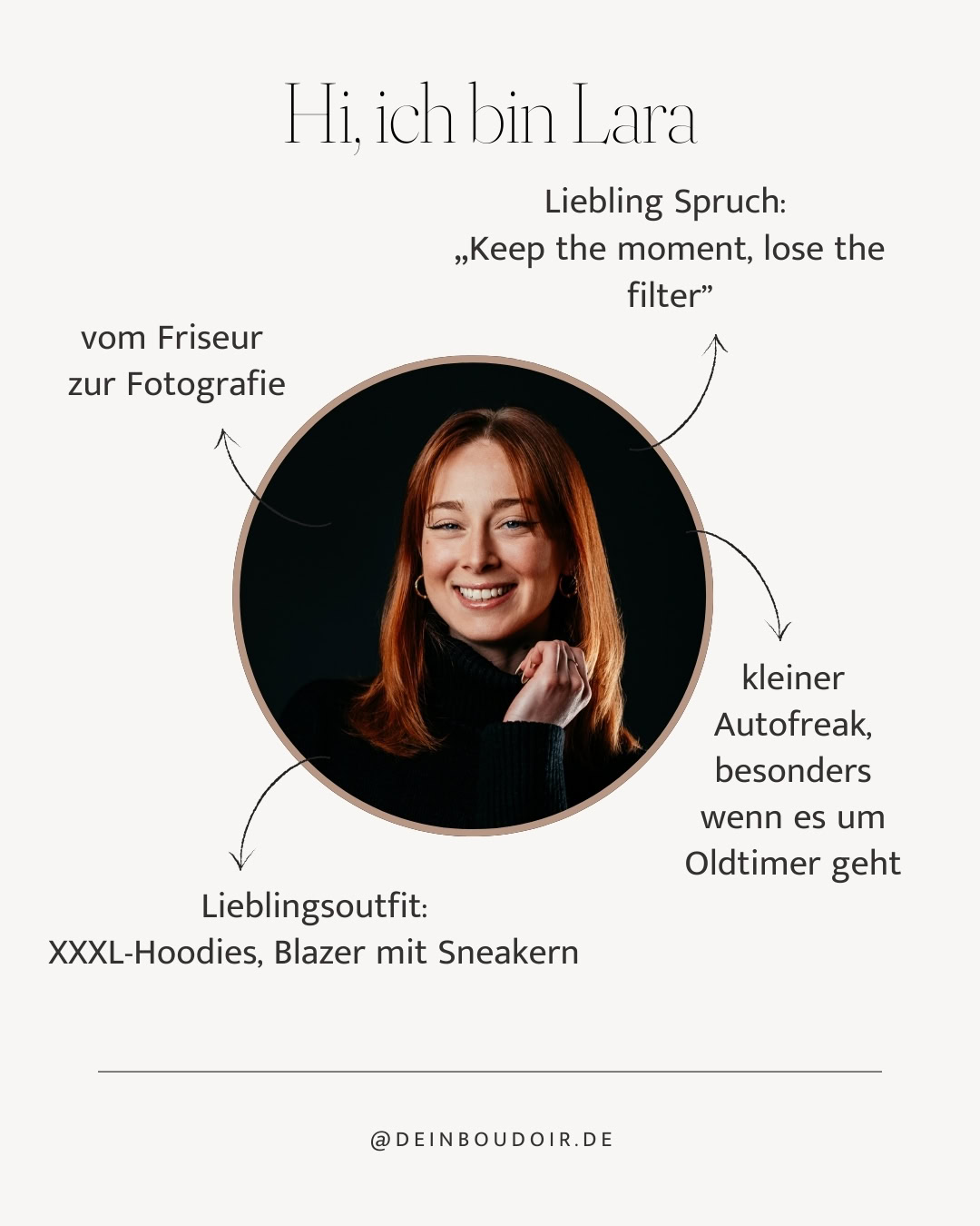 Portrait von Lara, junge Frau mit rotem Haar, lächelnd, in schwarzem Pullover.